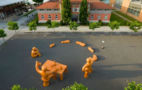 Drohnenaufnahme vom Campus der HTWG: Platz vor der Bibliothek mit orangefarbener Skulptur.r.