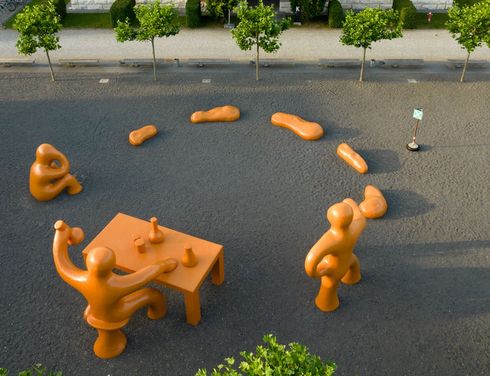 Drohnenaufnahme vom Campus der HTWG: Platz vor der Bibliothek mit orangefarbener Skulptur.r.