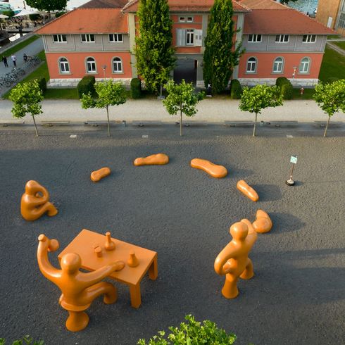 Drohnenaufnahme vom Campus der HTWG: Platz vor der Bibliothek mit orangefarbener Skulptur.r.