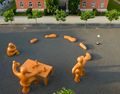 Drohnenaufnahme vom Campus der HTWG: Platz vor der Bibliothek mit orangefarbener Skulptur.r.