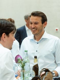 Abschlussfeier BW_Get-together mit kühlen Getränken, leckeren Häppchen und guten Gesprächen. Foto: Felix Stoffel.