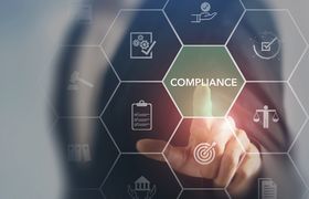 Ein digitaler Screen mit Piktogrammen aus dem Bereich Recht und Unternehmen. Ein menschlicher Finger klickt auf eine Kachel mit dem Titel Compliance