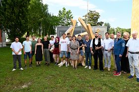 Das Bild zeigt die Gruppe aus Studiernden, Vertreter*innne der Hochschule sowie des Handwerks