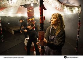 Drei junge Frauen auf der Drehbühne beziehungsweise auf dem Karrussel. Nebel umhüllt die drei Schauspielerinnen, was eine düstere Atmosphäre bewirkt.