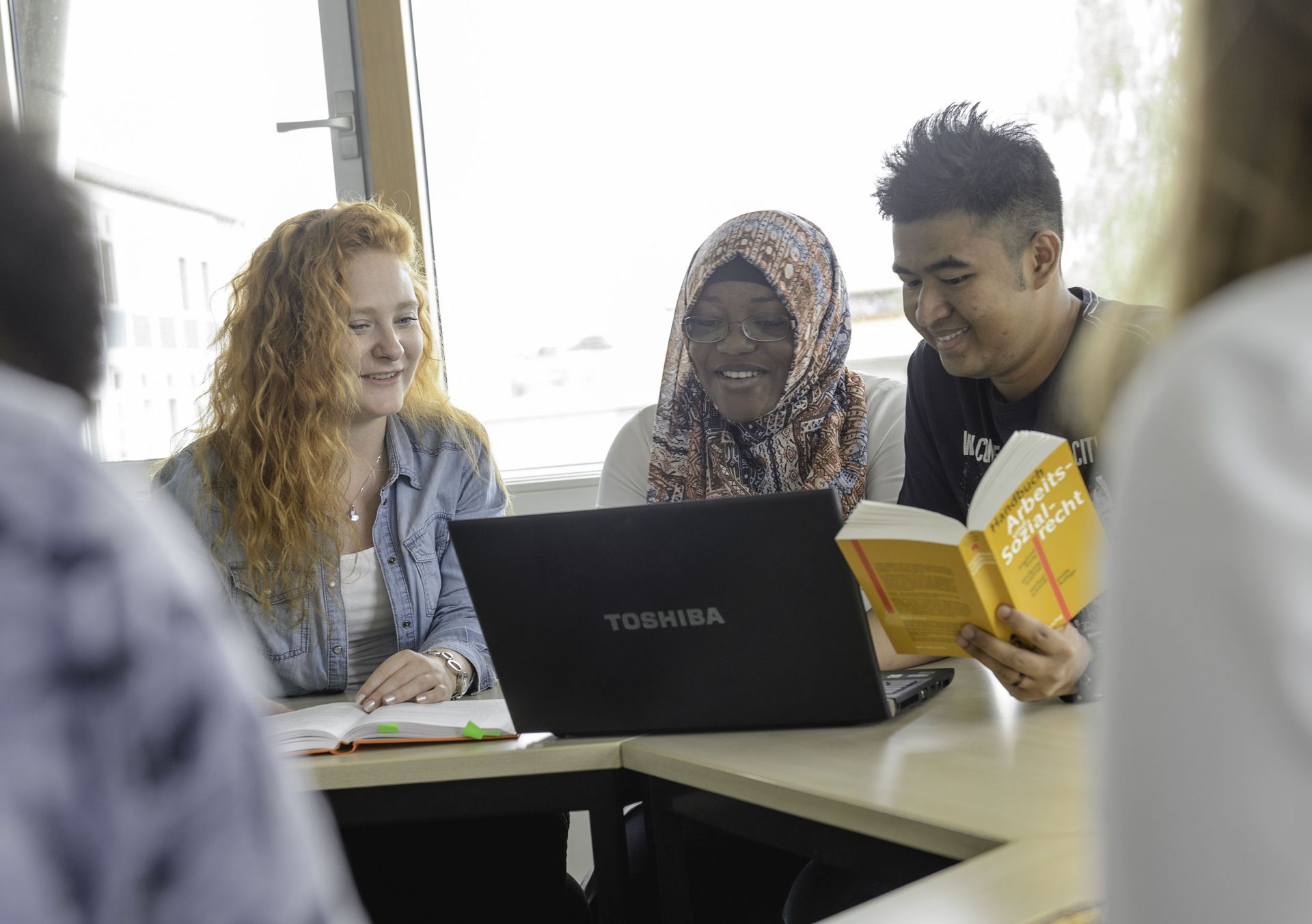 Studierende unterschiedlicher Herkunft arbeiten an einem Projekt