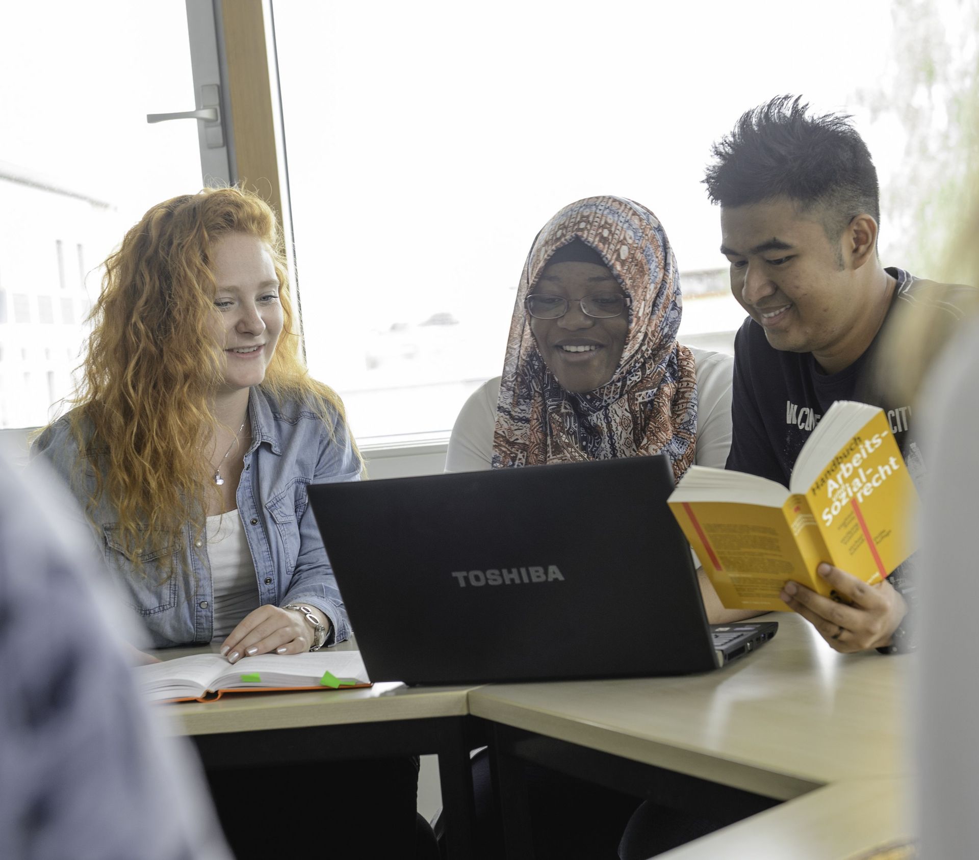 Studierende unterschiedlicher Herkunft arbeiten an einem Projekt