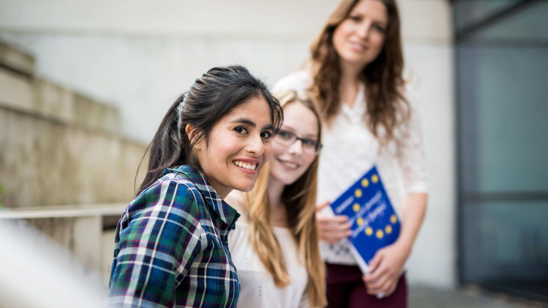 Drei junge Frauen unterhalten sich über das ERASMUS+ Programm
