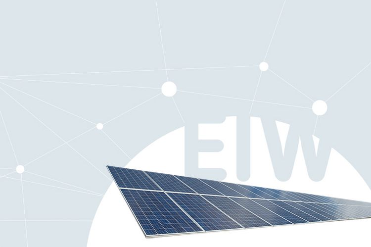 Eine Solarpaneele schwebt vor einem grünen Punkt vor dunkelgrauem Hintergrund und den Buchstaben E, I und W.
