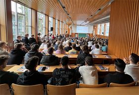 Das Bild zeigt eine große Gruppe Studierender im Hörsaal