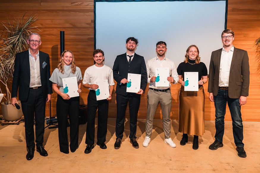 Personengruppe, von denen einige eine Dokumentenmappe vor sich halten