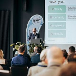 Foto von Prof. Dr. Erdal Yalcin während seines Vortrags.