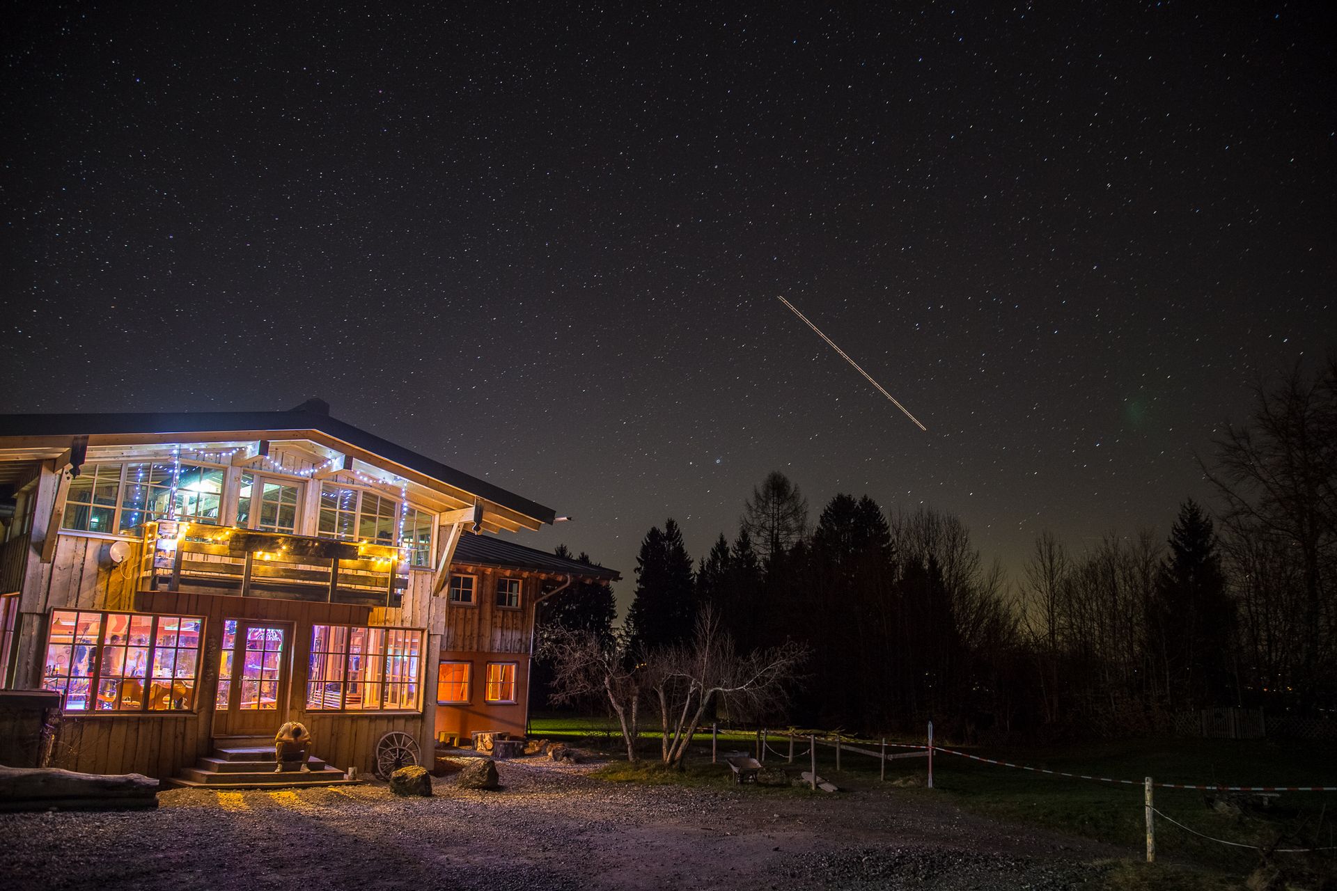 Beleuchtete Ersti-Hütte im Allgäu - Nachtaufnahme