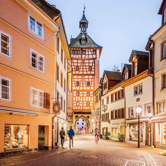 Blick in die Hussenstrasse von Konstanz am Abend