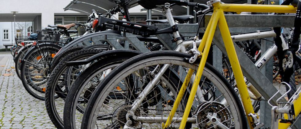 Der Fahrrad-Unterstand auf dem Hof der HTWG voller Fahrräder.