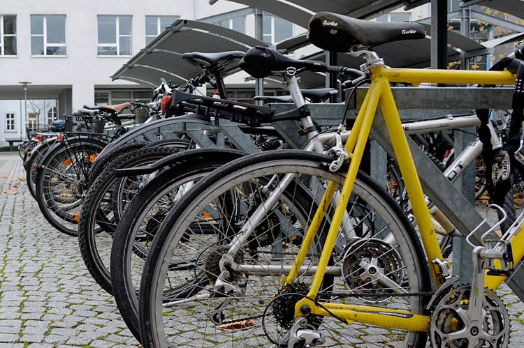 Der Fahrrad-Unterstand auf dem Hof der HTWG voller Fahrräder.
