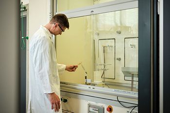 Studierende bei Laborversuchen Umweltchemie