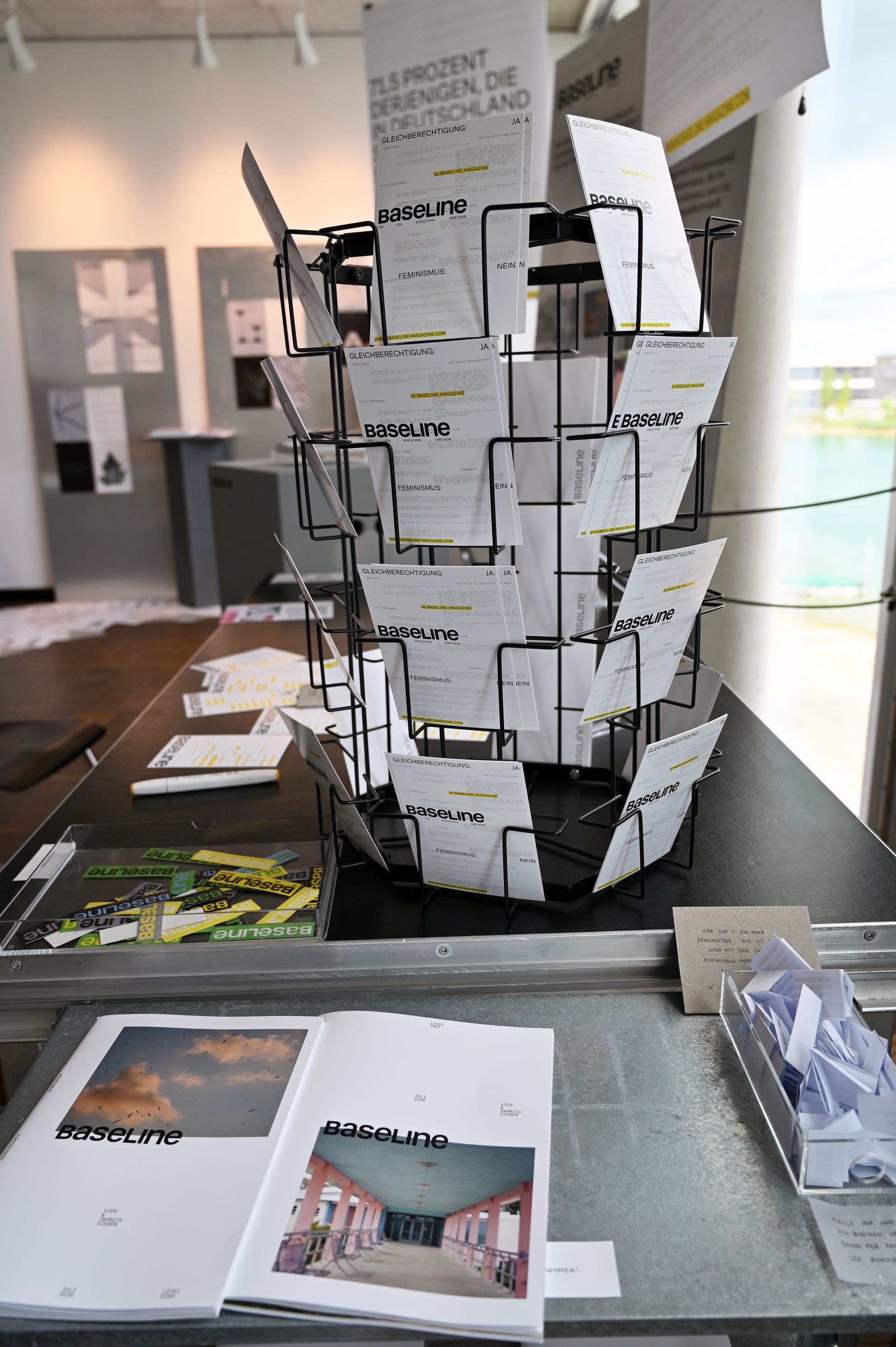 Postkartenständer und Ausstellungstisch