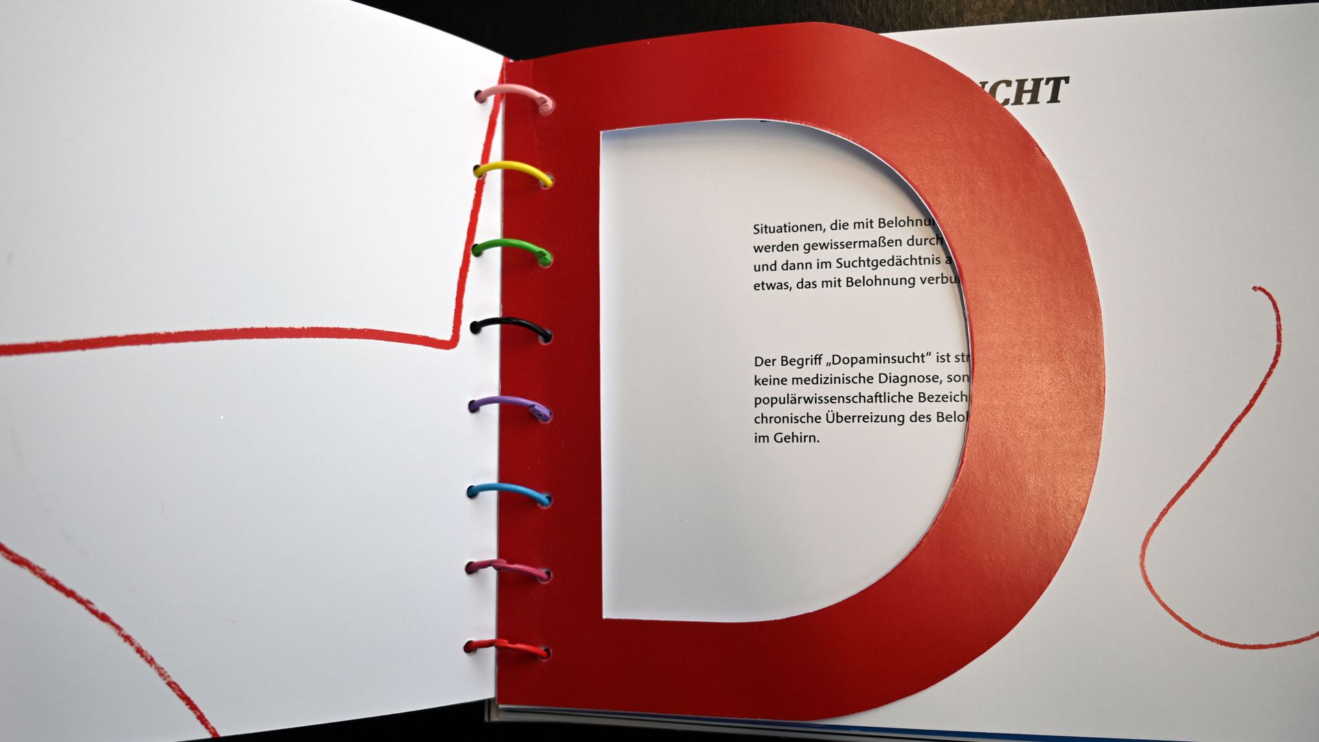 Aufgeschlagenes Buch mit besonderer Seitengestaltung