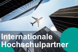 Schriftzug "Internationale Hochschulpartner" auf dem Bild eines Flugzeugs im Himmel über Wolkenkratzern