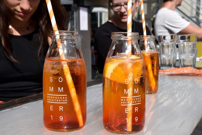 Orange Drinks bei der Werkschau.