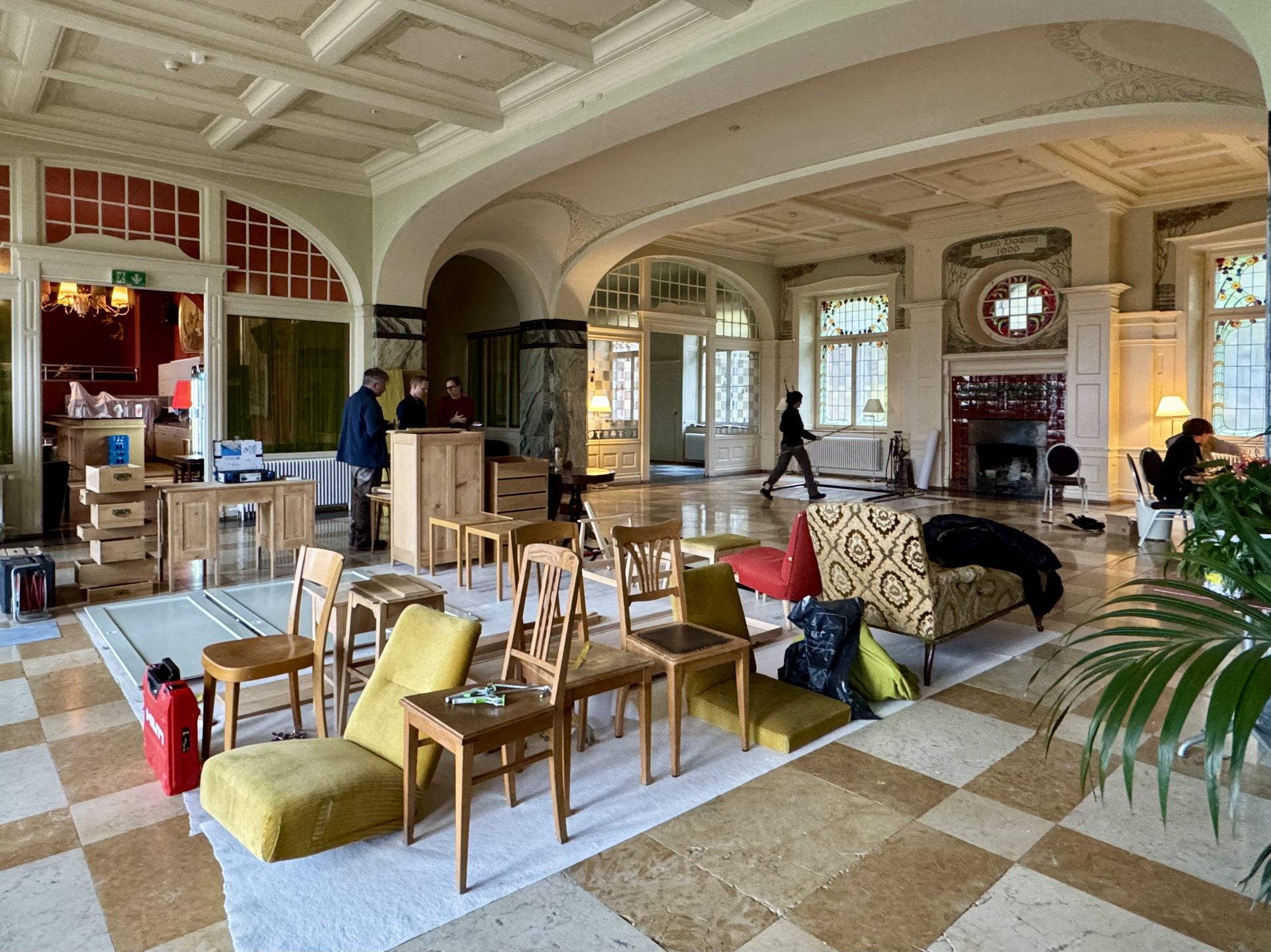Blick ins Foyer der Schatzalp, Studierende arbeiten zusammen, zu reparierendes Inventar steht in der Mitte des Raumes.