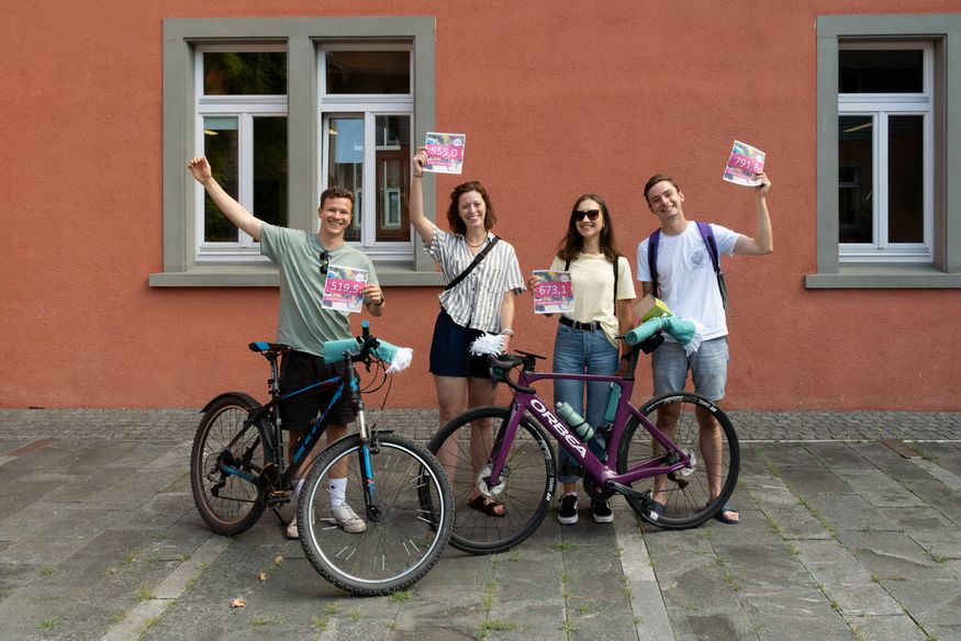 Das Bild zeigt die erfolgreichen Radlerinnen und Radler. Sie halten ihre Urkunden hoch und haben ihre Räder vor sich stehen.