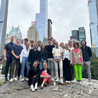 Prof. Dr. Christina Ungerer und Prof. Dr. Katrin Hamacher mit Studierenden in New York anlässlich einer Studienreise im September 2024. 
