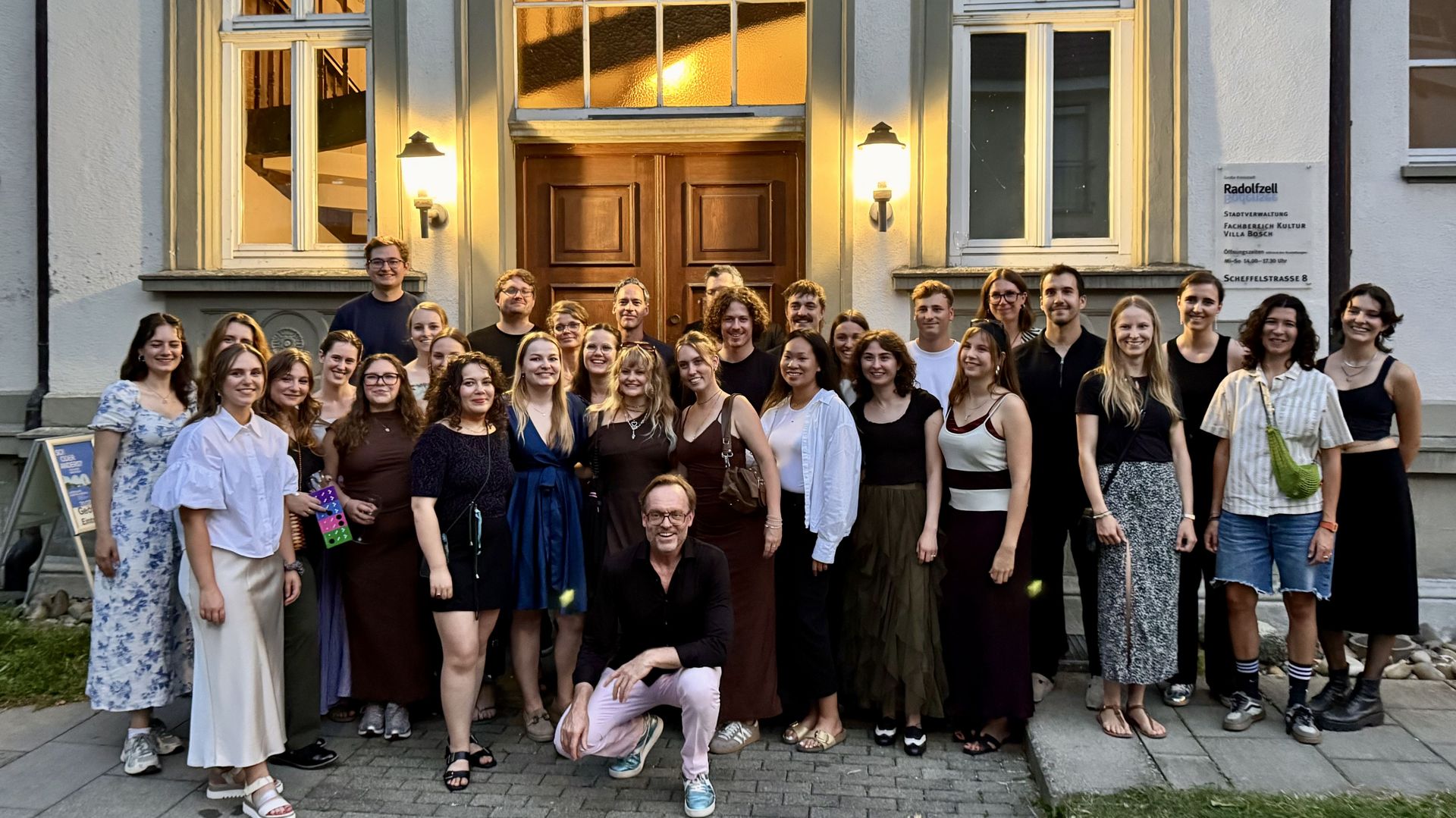 Gruppenbild der beteiligten Studierenden und Lehrenden an der Ausstellung "So! Oder anders?"