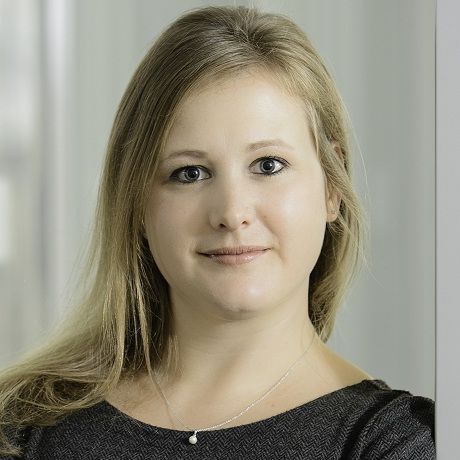 Portait Maike Ploetz, mit freundlichem Lächeln