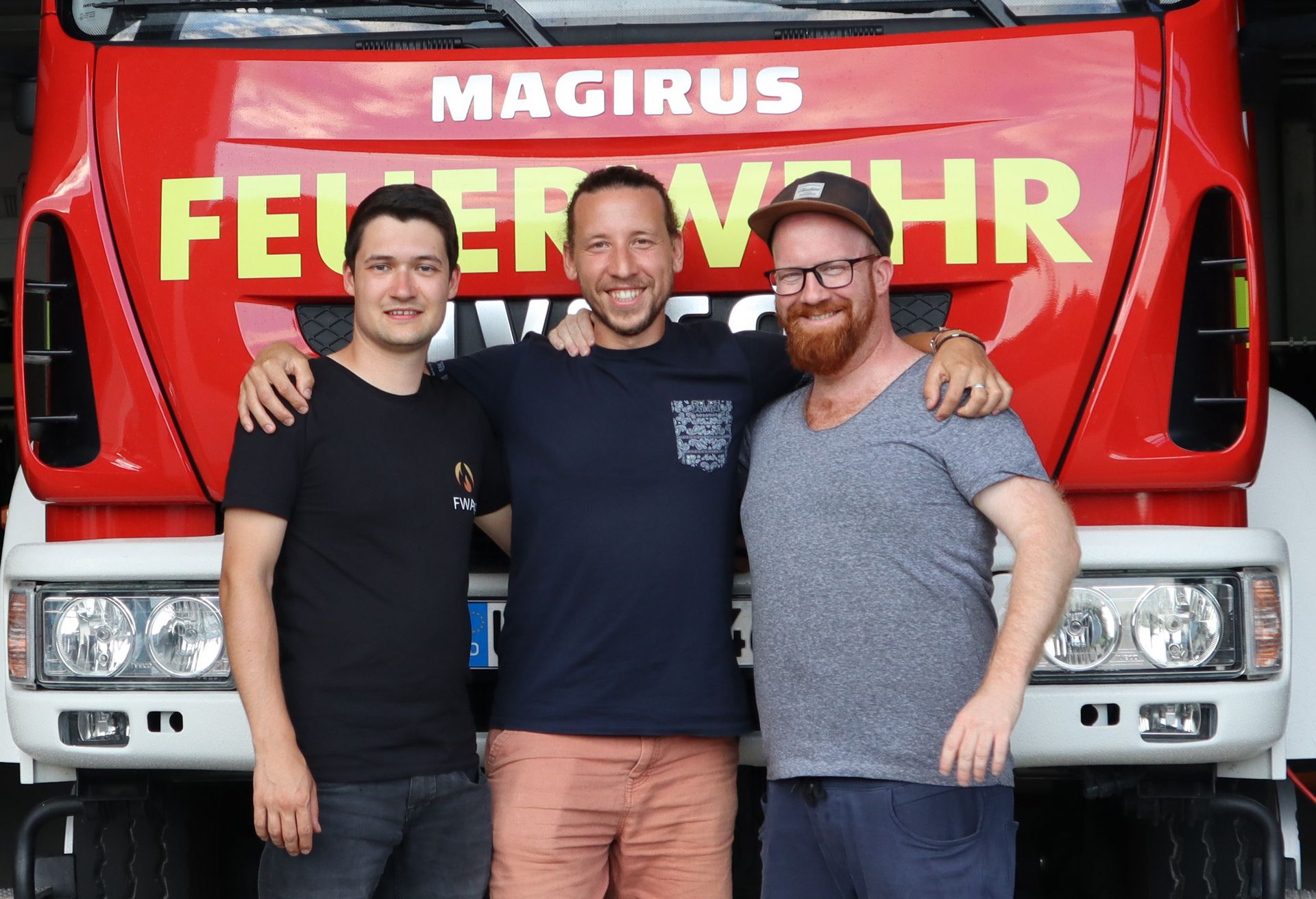 Das FWApp-Team vor einem Feuerwehrauto.