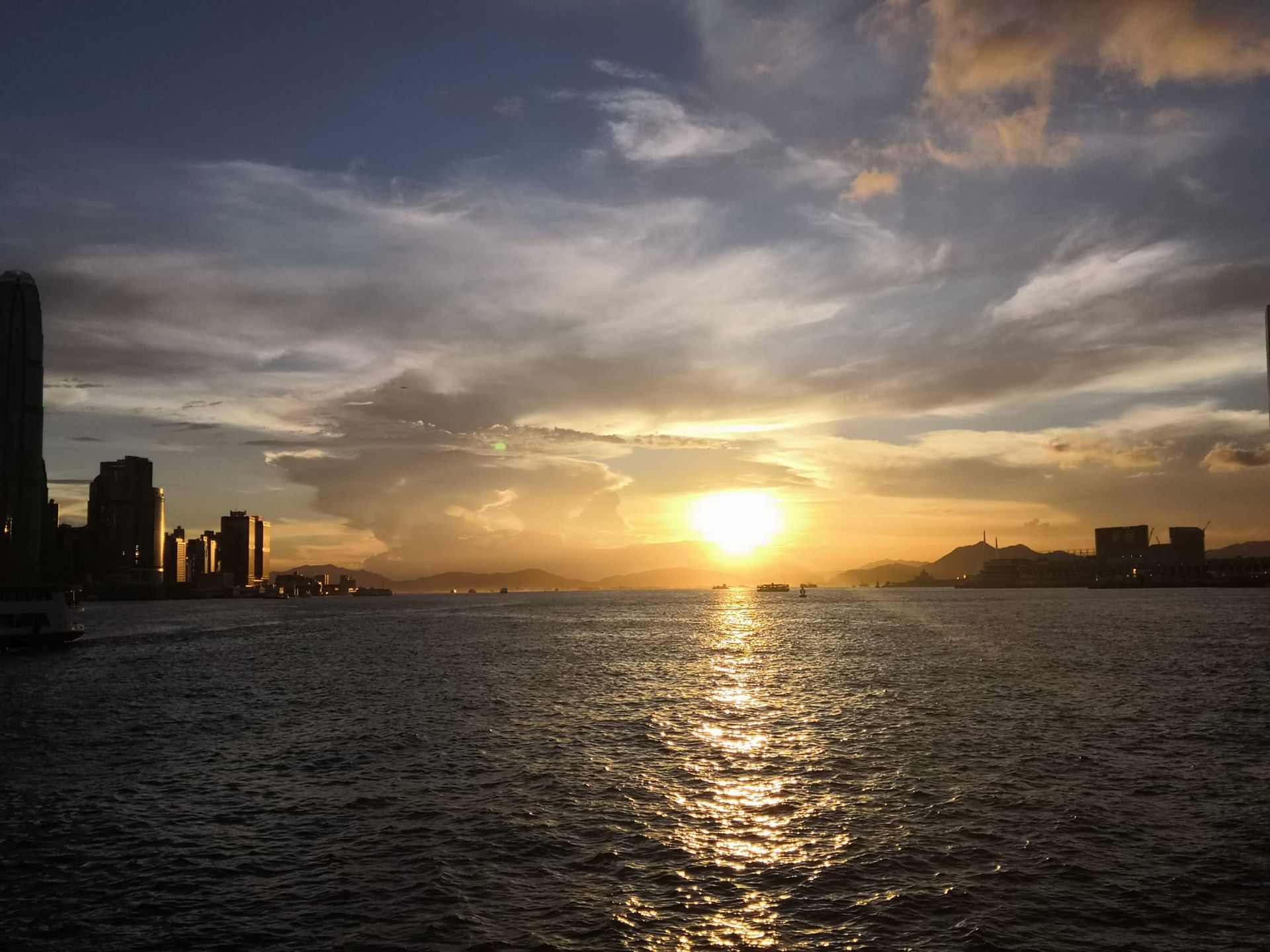 Sonnenuntergang über dem Meer bei Hongkong.