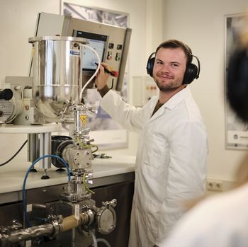 Ein Student führt einen Versuch im Labor durch
