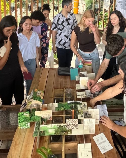 Studierende arbeiten gemeinsam.