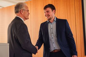 Prof. Hans-Jörg Bullinger (links), Vorsitzender der Jury und ehemaliger Präsident der Fraunhofer Gesellschaft, gratuliert Hannes Homburger (rechts im Bild) zur Auszeichnung