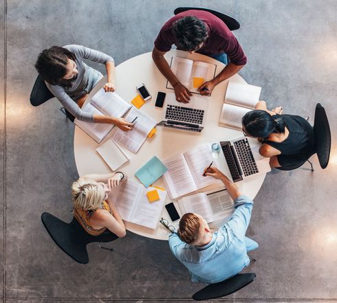 Fünf Studierende beim gemeinsamen Lernen. Aufnahme aus der Vogelperspektive.