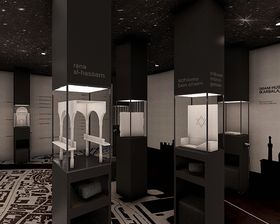 Ein dunkler Ausstellungsraum mit beleuchteten Vitrinen
