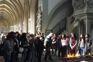 Gruppe der WDT-Student*innen bei einer geführten Besichtigung des Konstanzer Münsters