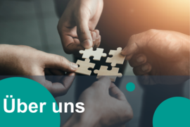 Schriftzug "Über uns" auf dem Bild von vier Händen, welche vier Holz-Puzzelteile zusammenhalten