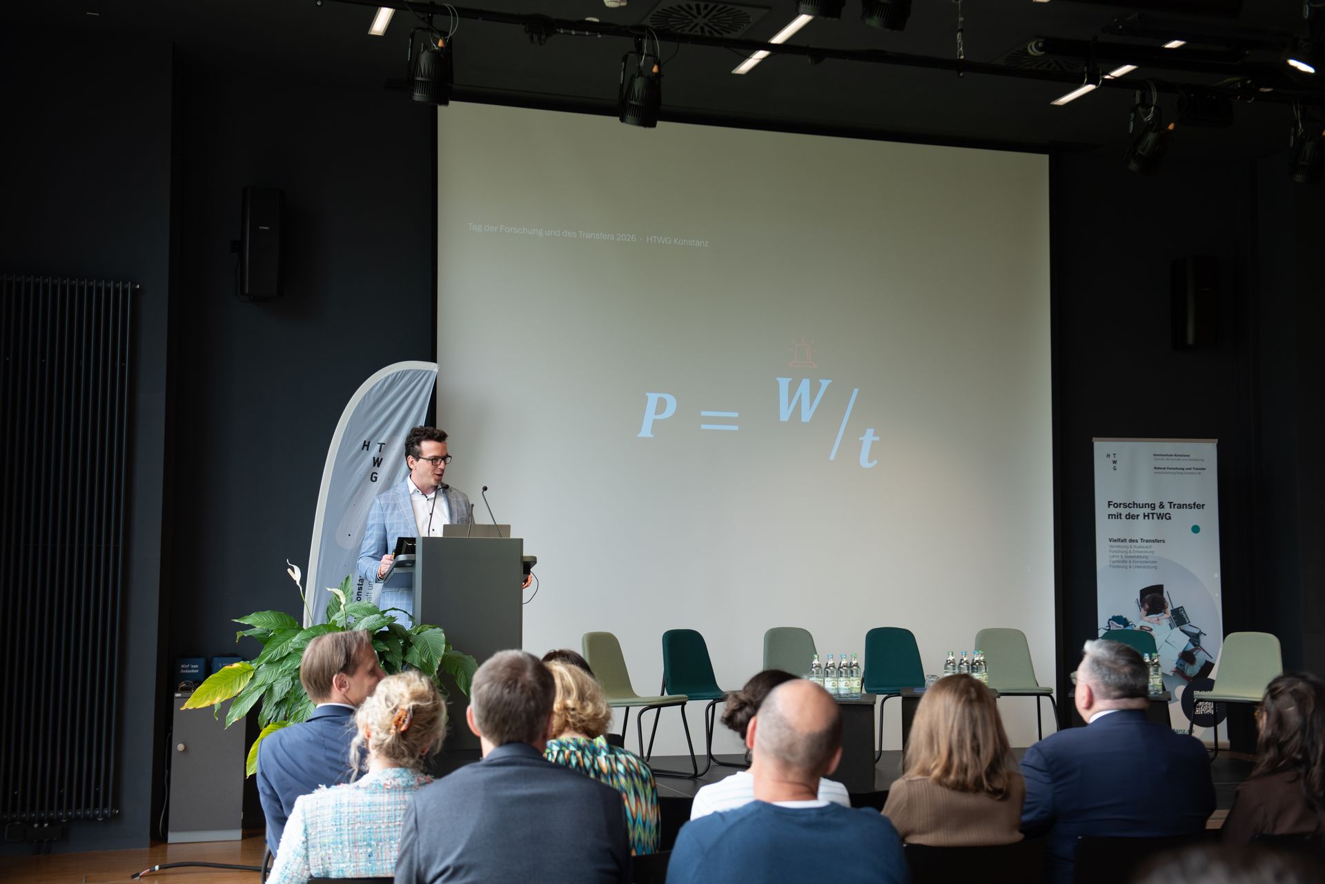 Prof. Dr. Waitzinger steht auf der Bühne und hält einen Impulsvortrag.