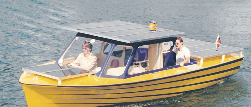 Eine alte Fotoaufnahme des Solarbootes Korona der HTWG. Es fährt über den Bodensee.