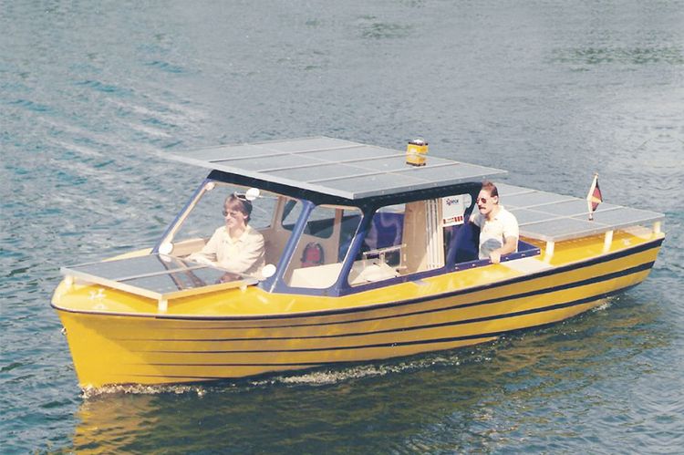 Eine alte Fotoaufnahme des Solarbootes Korona der HTWG. Es fährt über den Bodensee.