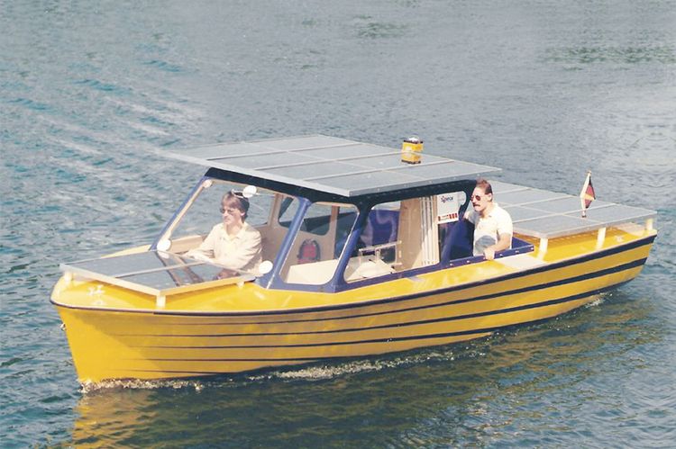 Eine alte Fotoaufnahme des Solarbootes Korona der HTWG. Es fährt über den Bodensee.