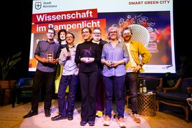 Das Bild zeigt eine lachende Personengruppe