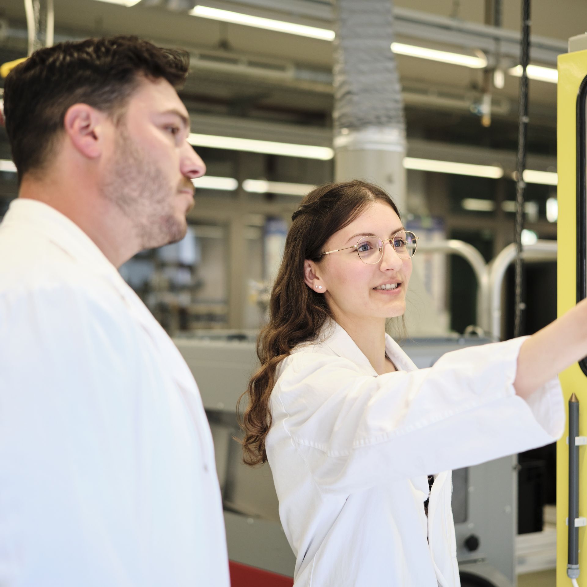Studierende sind im Labor zu sehen