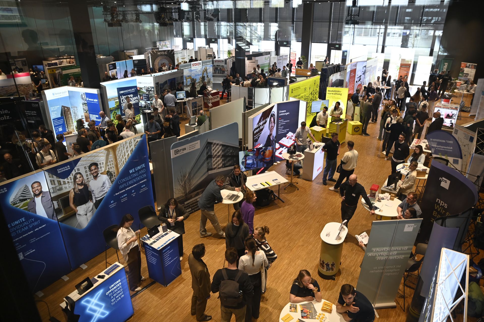 Studierende an den Messeständen bei der Firmenmesse 2025