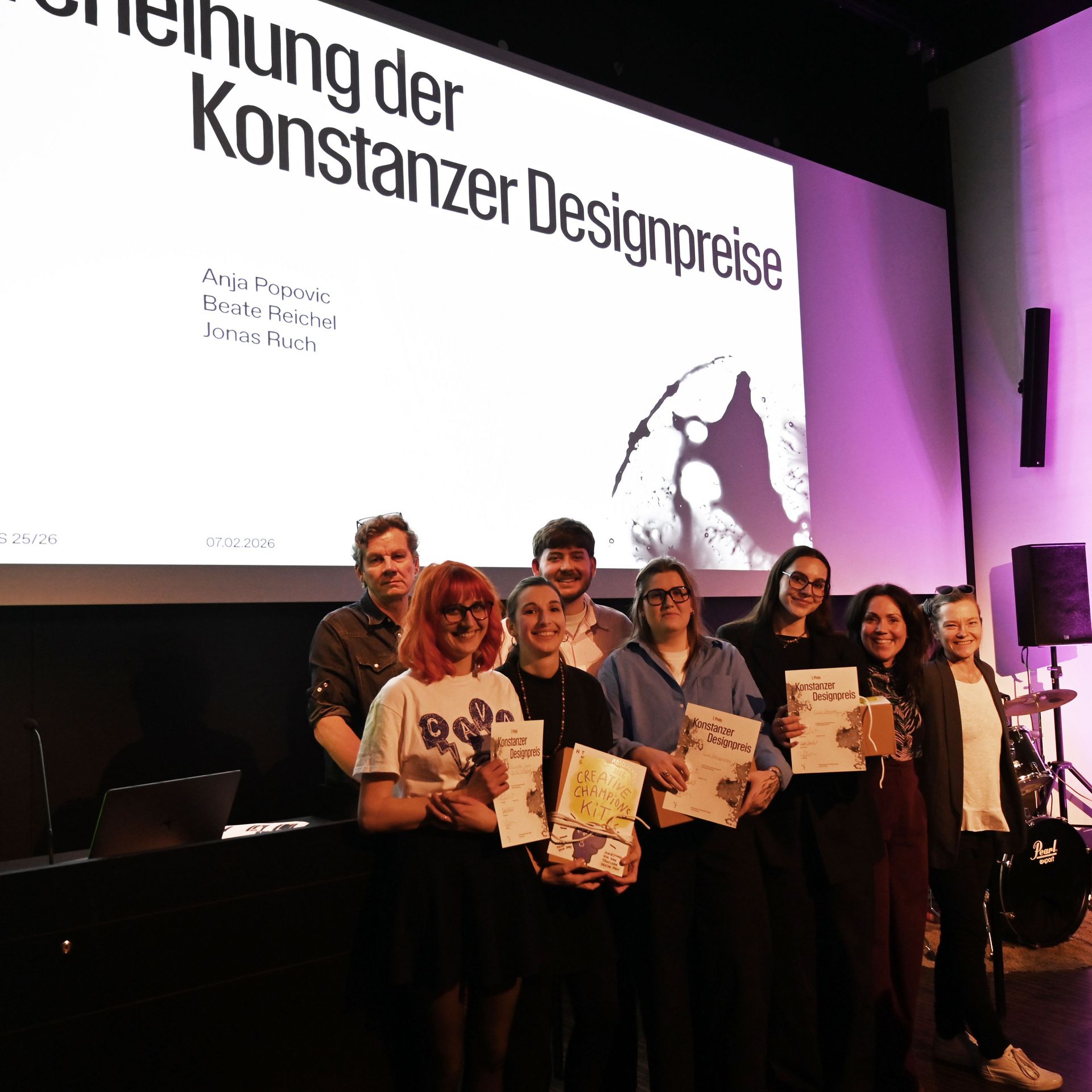 Foto der Jury und der Designpreisträger