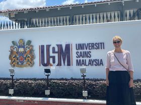 Andrea Ammermann an einem sonnigen Tag vor der Universiti Sains Malaysia 