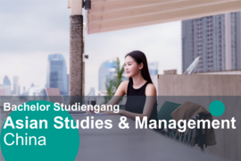 Foto: iStock Pichsakul Promrungsee Schriftzug "Bachelor-Studiengang Asian Studies & Management China" auf einem Bild einer Asiatin, die am Tisch sitzt, hinter ihr eine Skyline