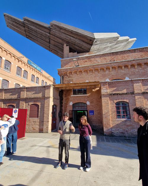 Präsentation vor den Gebäuden der Universität in Venedig.