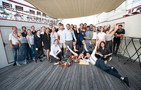 Gruppenfoto der Theatertruppe, die hier durch 33 Personen vertreten ist.
